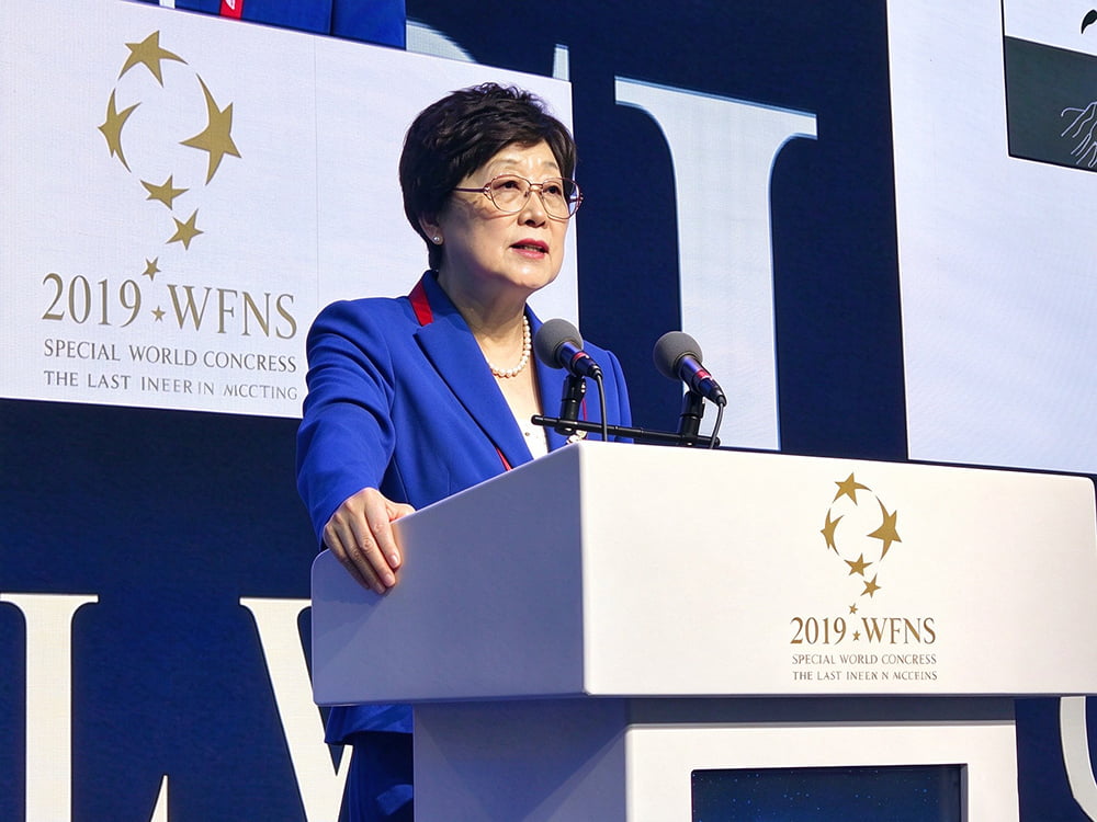 Professor Ling Feng speaking at the 2019 WFNS Special World Congress in Beijing