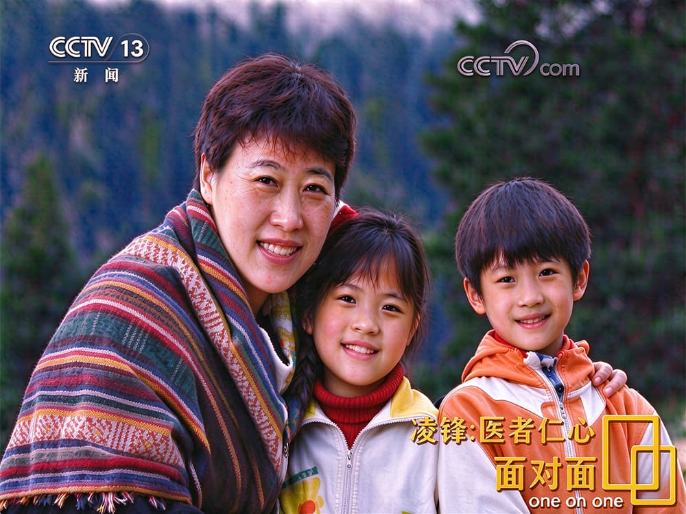 Professor Ling Feng with children from the Lijiang orphan school